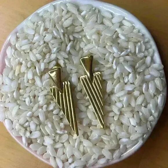 Vintage 1980’s Trifari triangle dagger earrings western feminine - Picture 4 of 5